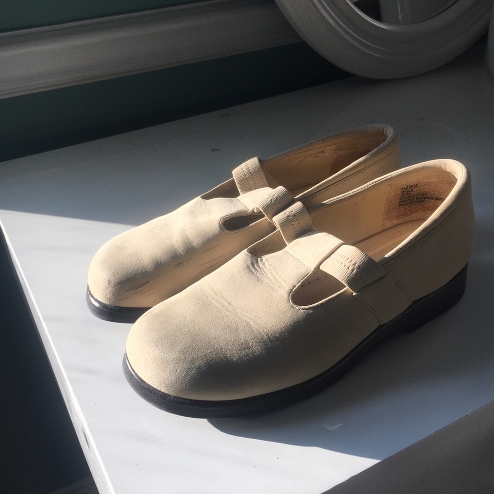 vintage tan buckle clogs!